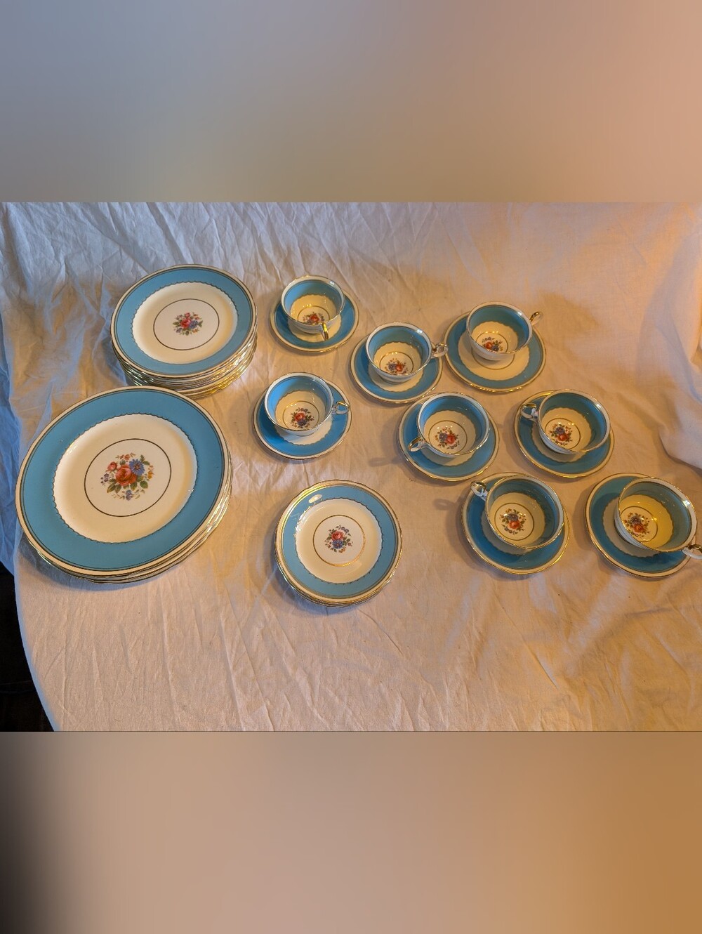 AYNSLEY Classic Blue & White Porcelain dinnerware set with tea cup - 35 pieces